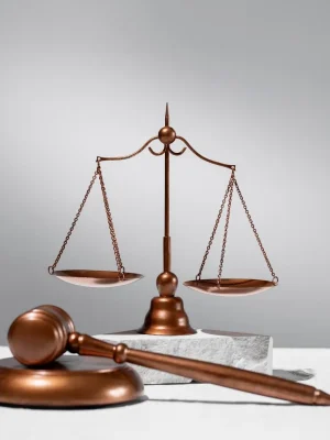 Imagen conceptual que representa el derecho empresarial aplicado a la toma de decisiones estratégicas de negocios.