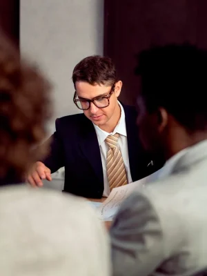 Retrato profesional de un abogado fiscal en Barcelona revisando declaraciones tributarias y estrategias fiscales.